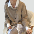 The asymmetrical fastening of the women’s cardigan perfectly completes the outfit.