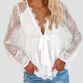 Sexy kanten blouse met diepe V-hals en striksluiting