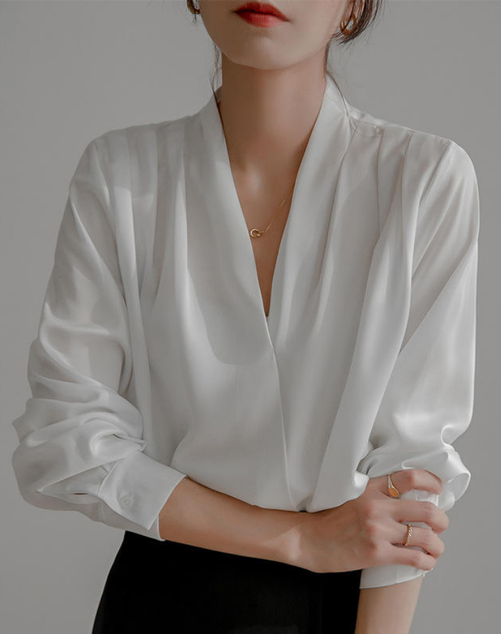 Blouse cache-cœur en satin élégante avec col en V et manches bouffantes