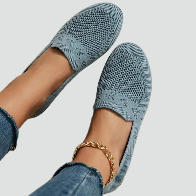 Light slip-on shoes with breathable mesh