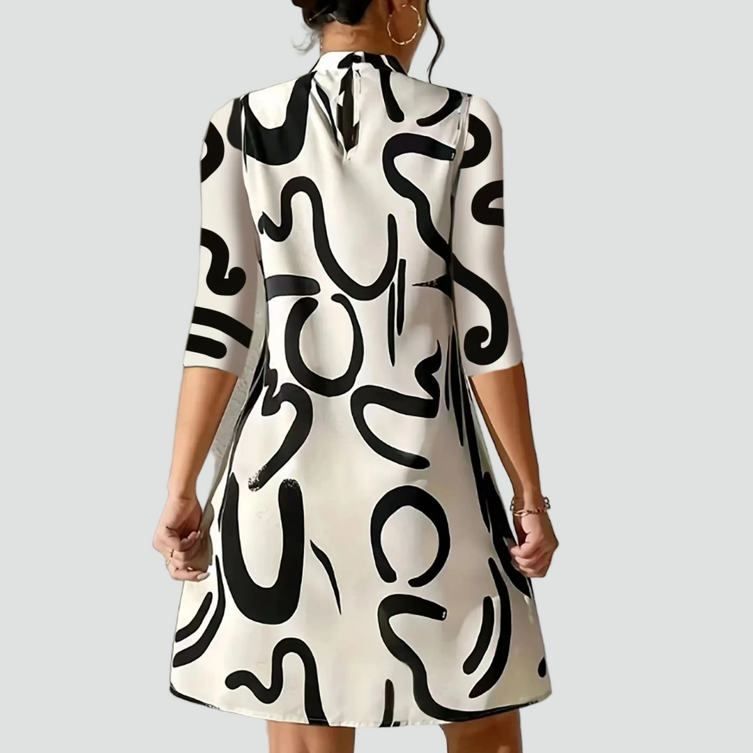 Sukienka mini party z abstrakcyjnym printem i rękawem 3 4