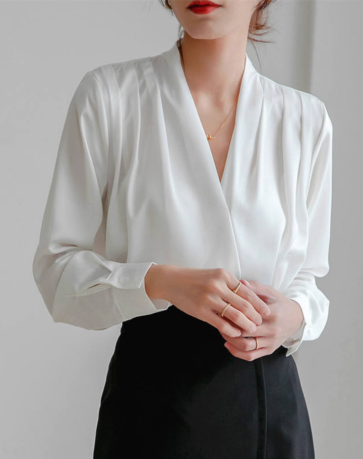 Blouse cache-cœur en satin élégante avec col en V et manches bouffantes