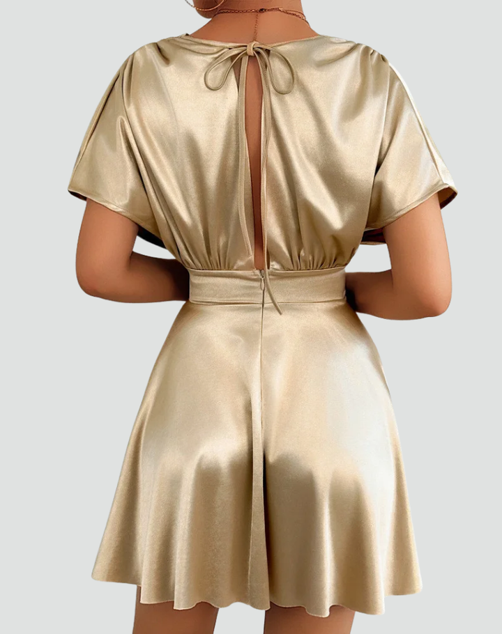 Mini cocktail dress with V-neck and defined waist for parties