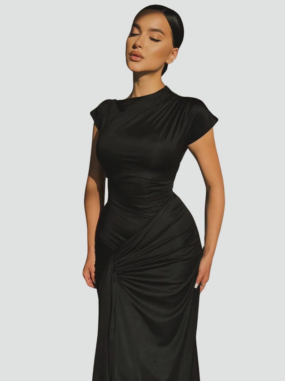 Dopasowana sukienka maxi wieczorowa z marszczeniem i krótkim rękawem