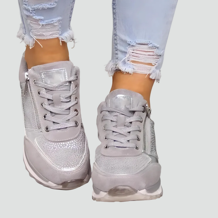 Damskie sneakersy na podwyższonej podeszwie z zamkiem bocznym i perforacją