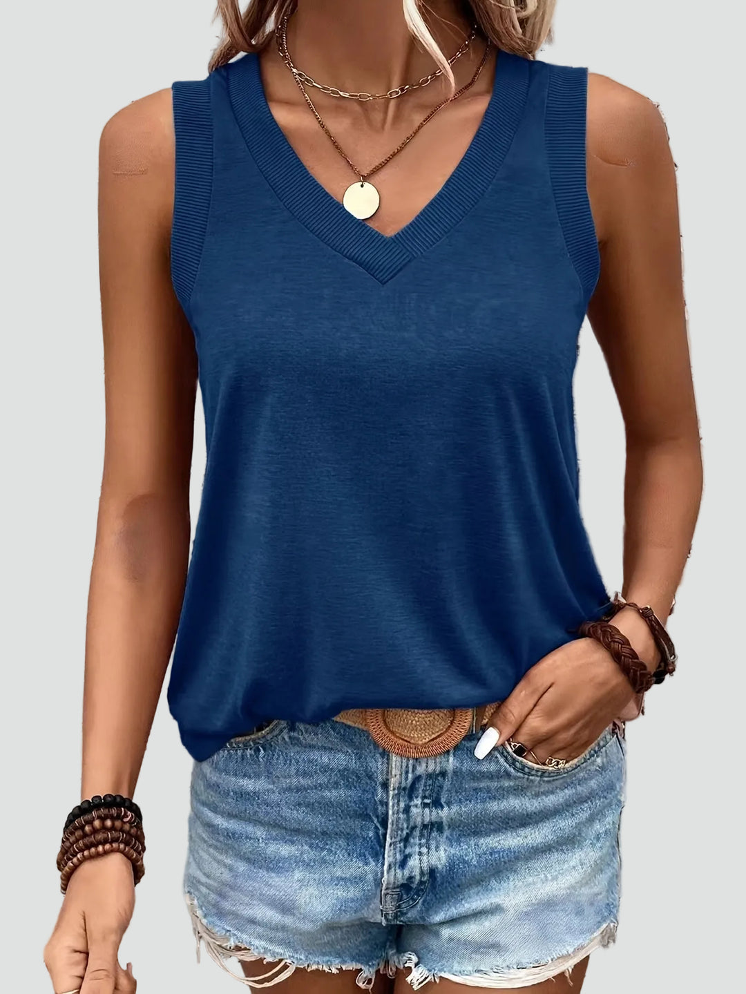 Lightweight women's sleeveless top with V-neck casual