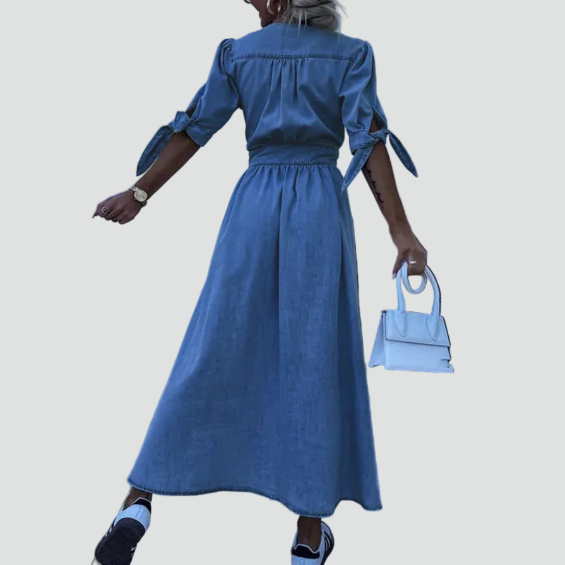 Jeansowa sukienka maxi koszulowa na lato z guzikami i dekoltem V