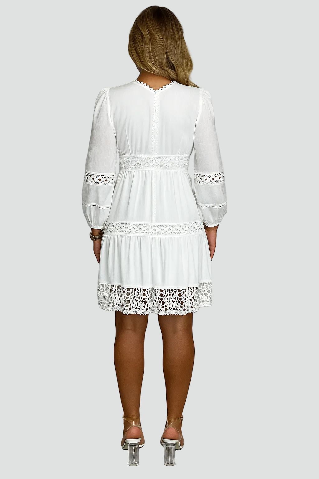 Letnia sukienka mini boho z koronką i rękawem na imprezę