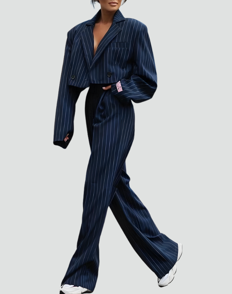 Damski garnitur biznesowy w paski z krótką marynarką i spodniami