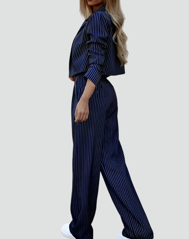 Damski garnitur biznesowy w paski z krótką marynarką i spodniami