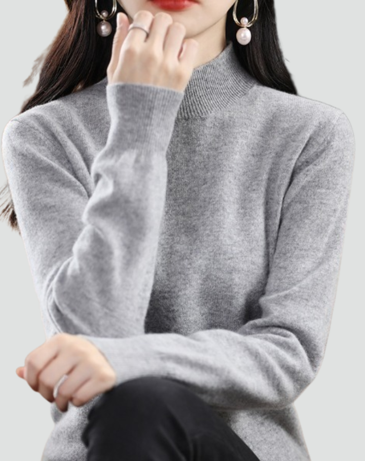Women's loose cashmere sweater made of soft wool