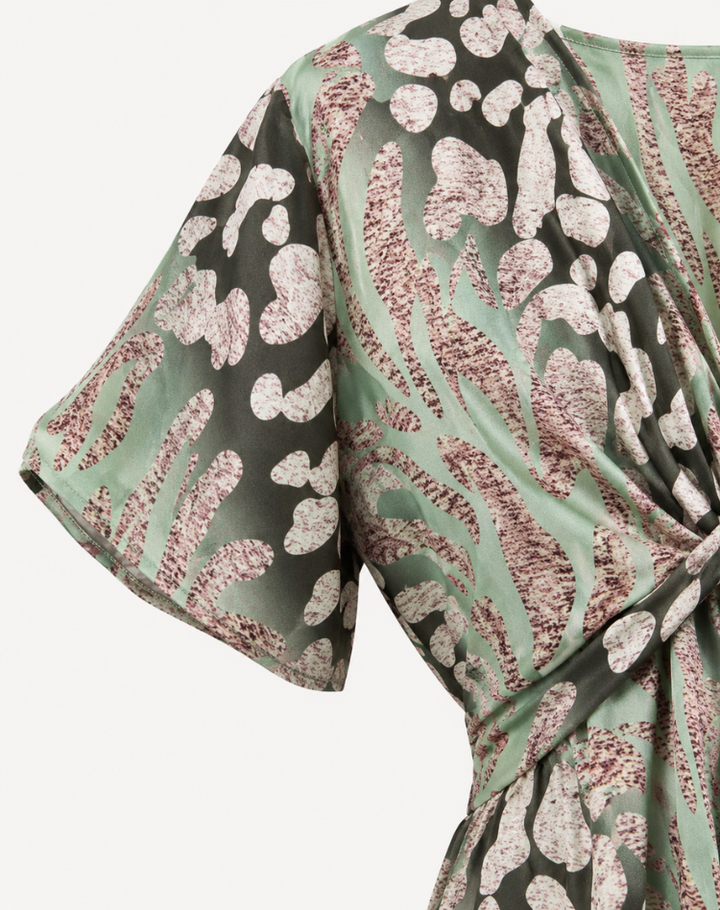 Robe légère et sensuelle pour femme avec décolleté croisé