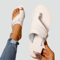 Claquettes avec bride et attache pour orteil au style minimaliste
