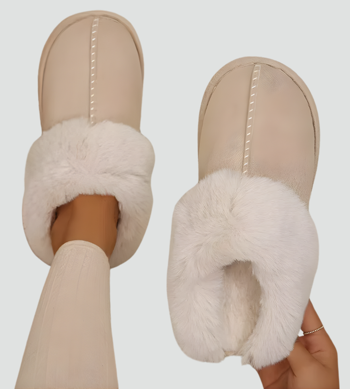 Beżowe puszyste zimowe kapcie damskie z antypoślizgową podeszwą
