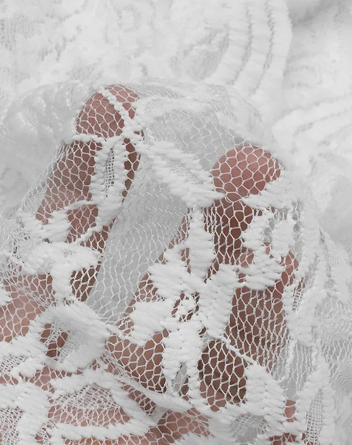 Lace top with V-neck and fitted cut