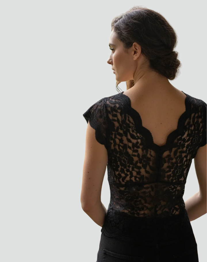 Lace top with V-neck and fitted cut