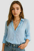 Lightweight women's long-sleeve shirt with buttons