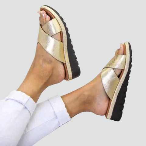 Comfortable platform sandals with crossed straps for summer