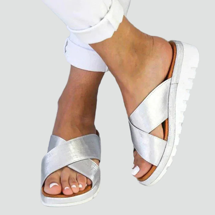 Comfortable platform sandals with crossed straps for summer