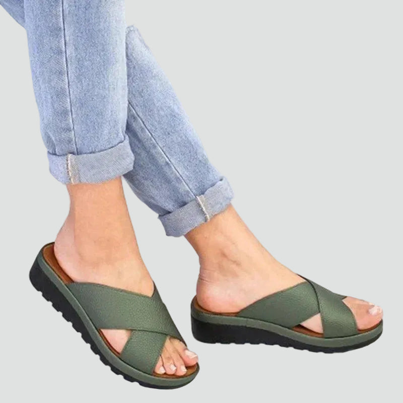 Comfortable platform sandals with crossed straps for summer