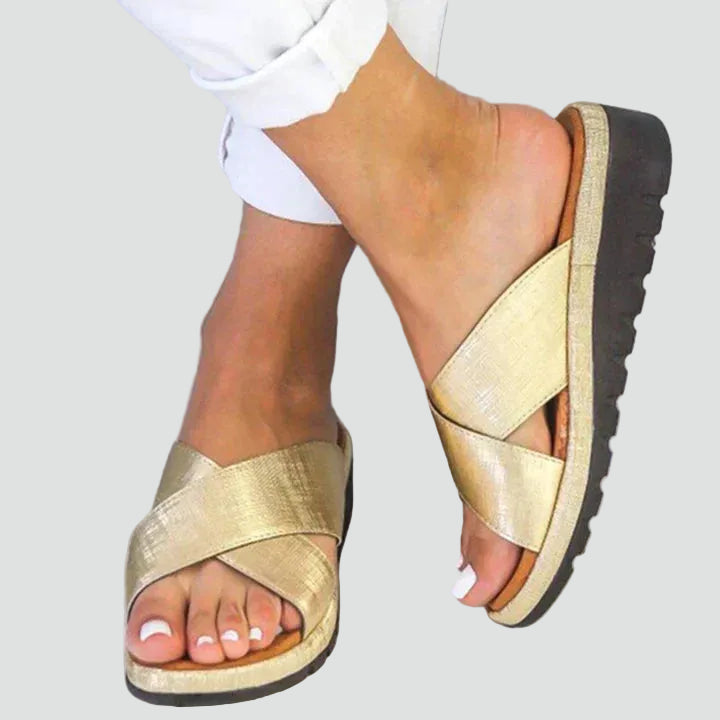 Comfortable platform sandals with crossed straps for summer