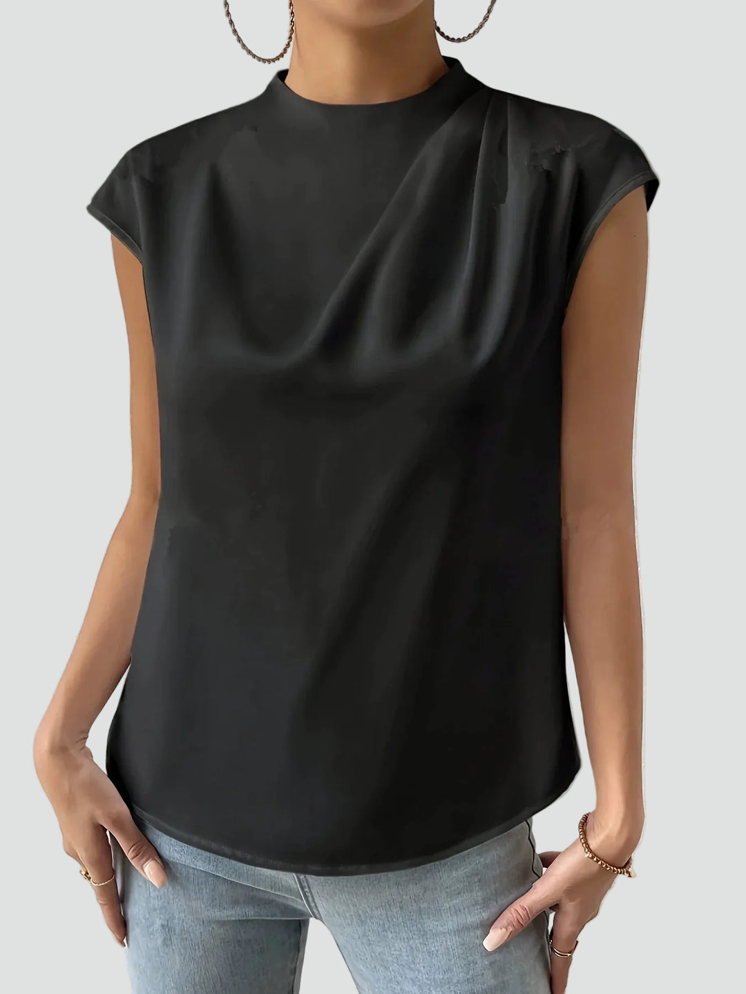 Elegante satijnen mouwloze blouse met opstaande kraag en plooien