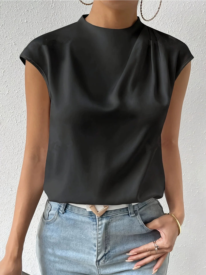 Elegante satijnen mouwloze blouse met opstaande kraag en plooien