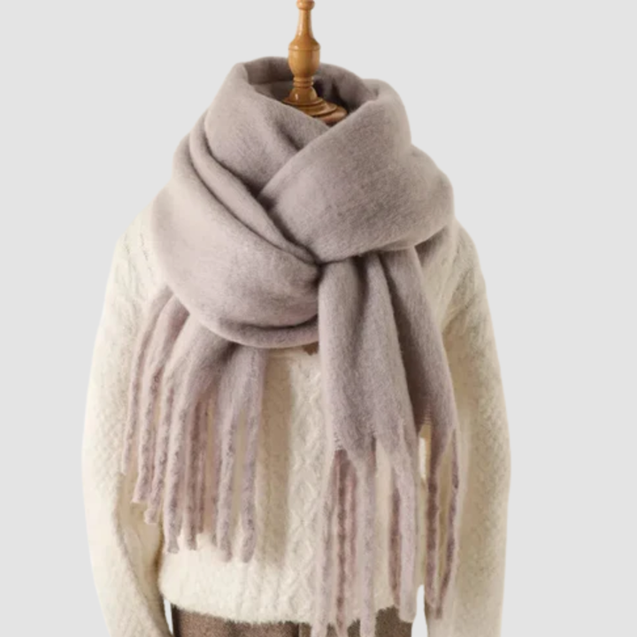 Puszysty zimowy szal damski oversize z długimi frędzlami