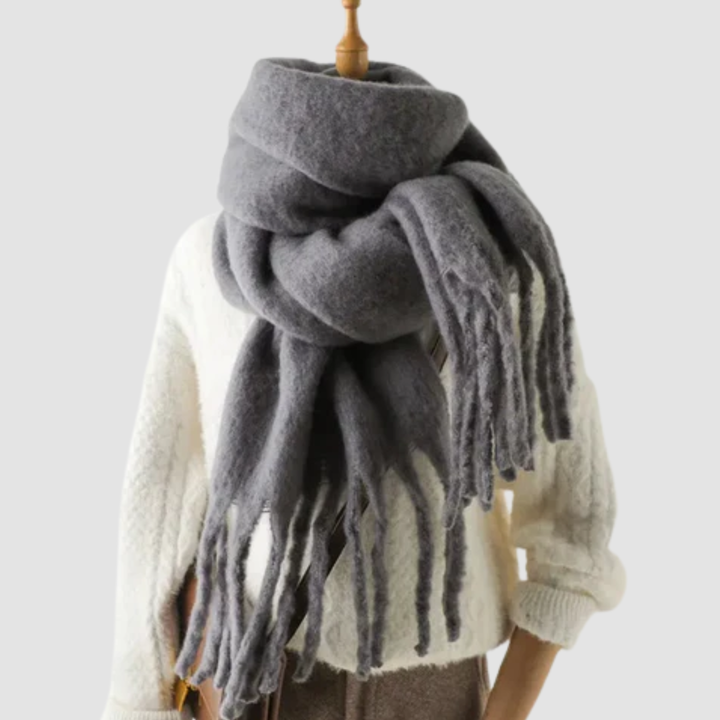 Puszysty zimowy szal damski oversize z długimi frędzlami