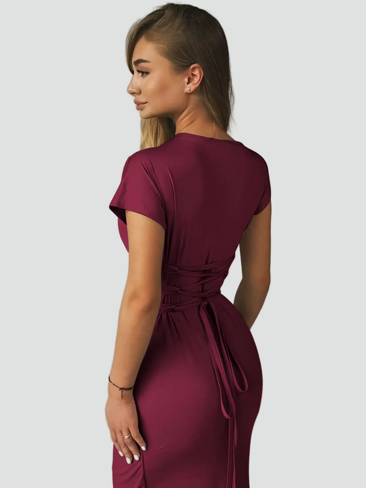 Dopasowana sukienka maxi wieczorowa z marszczeniem i krótkim rękawem