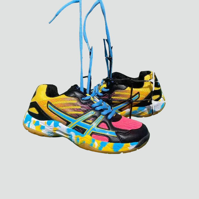 Lightweight indoor sports shoes for women with a dynamic design