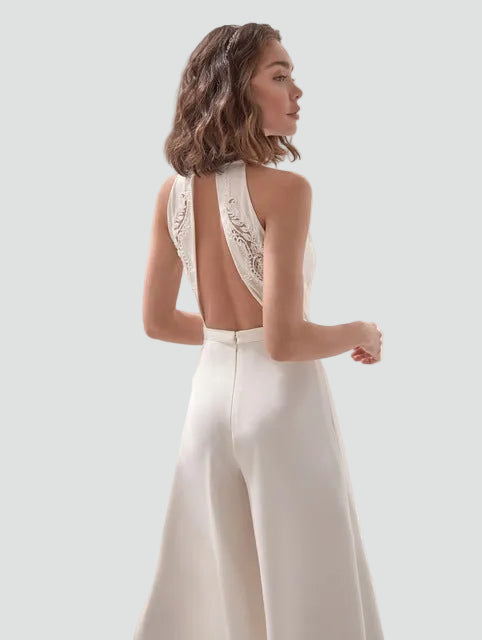 Elegancki kombinezon ślubny damski z dekoltem halter i odkrytymi plecami