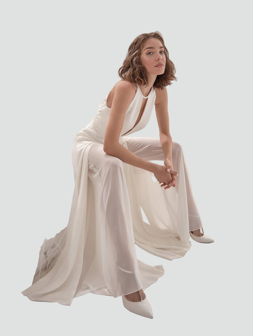 Elegancki kombinezon ślubny damski z dekoltem halter i odkrytymi plecami