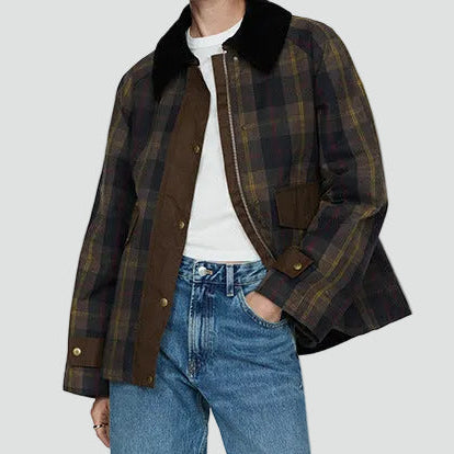 Damska bomberka w kratę z kołnierzem i kieszeniami