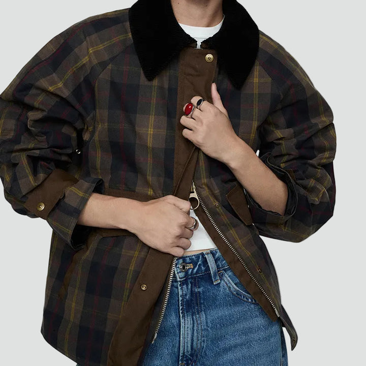 Damska bomberka w kratę z kołnierzem i kieszeniami