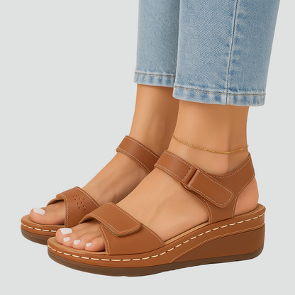 Wygodne regulowane sandały damskie na lekkiej koturnie