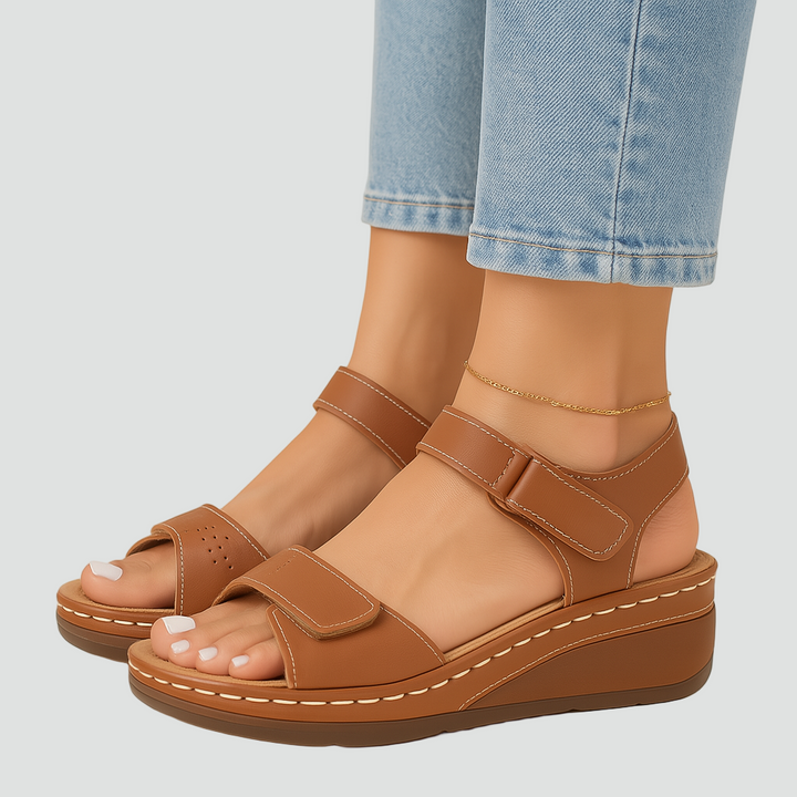 Wygodne regulowane sandały damskie na lekkiej koturnie