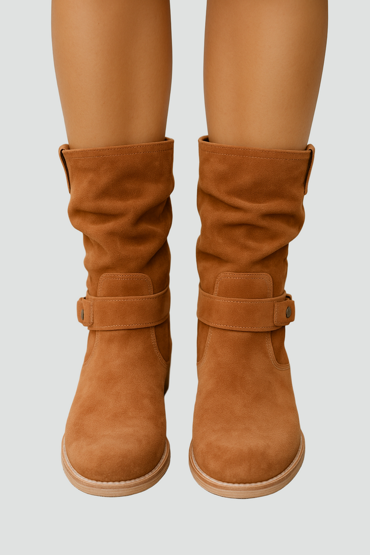 Zamszowe botki damskie z marszczoną cholewką