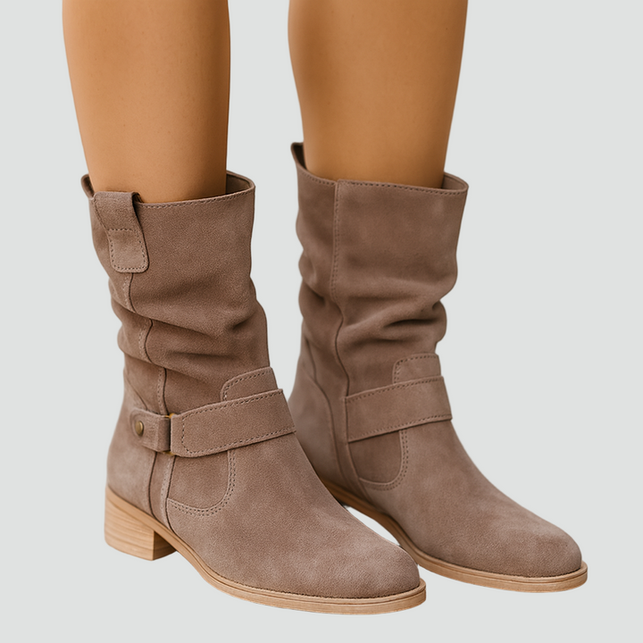 Zamszowe botki damskie z marszczoną cholewką