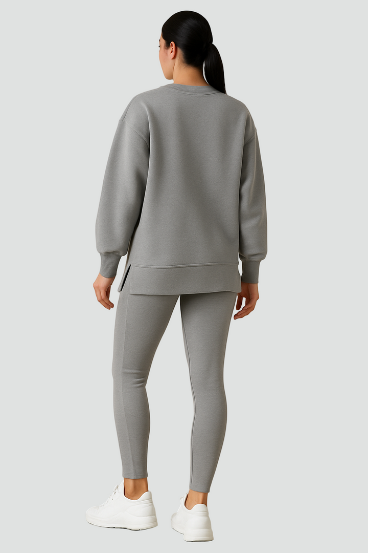 Zestaw damski z oversize bluzą i dopasowanymi spodniami z rozcięciem