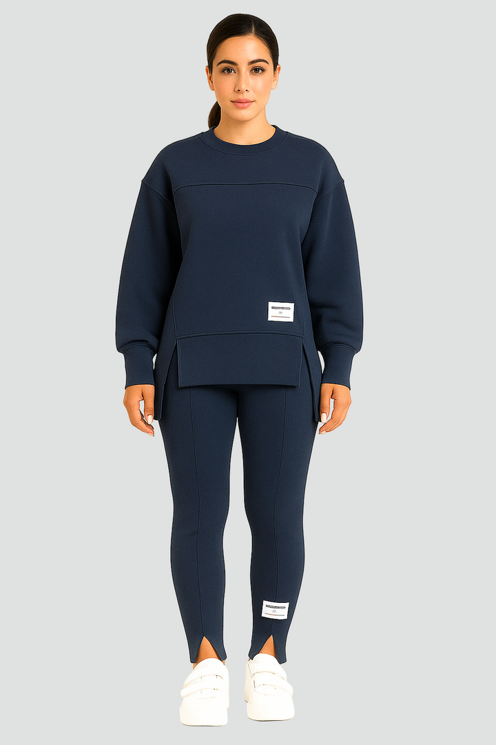 Zestaw damski z oversize bluzą i dopasowanymi spodniami z rozcięciem