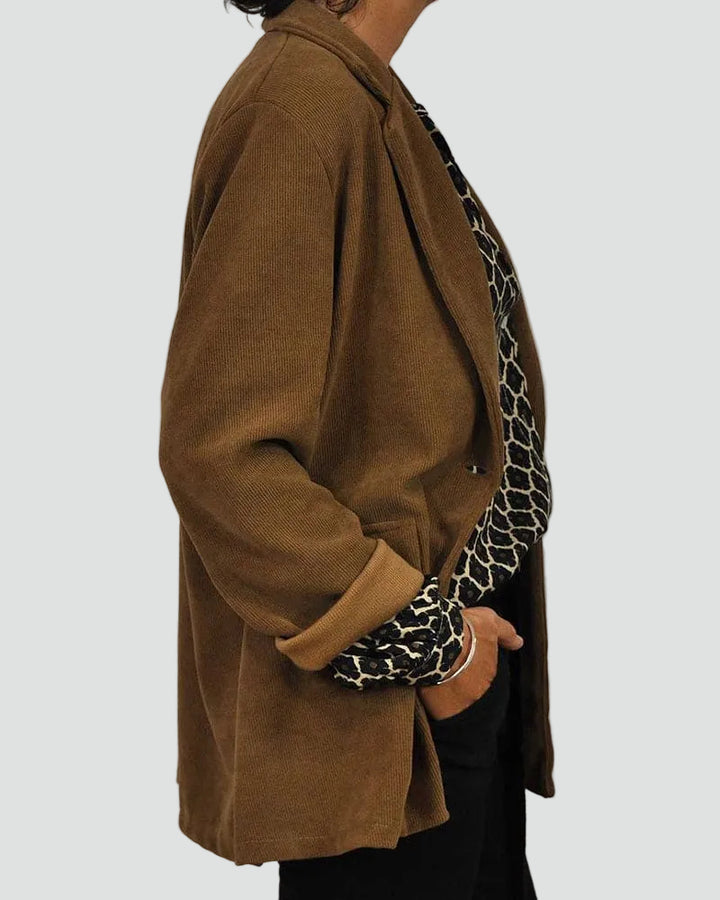 Loose patterned women's shirt with V-neck and long sleeves