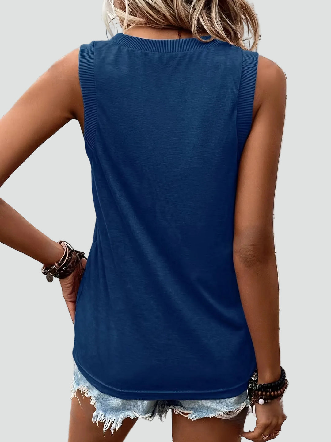 Lightweight women's sleeveless top with V-neck casual