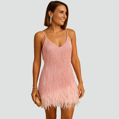 Sukienka koktajlowa mini z cekinami i piórkowym wykończeniem