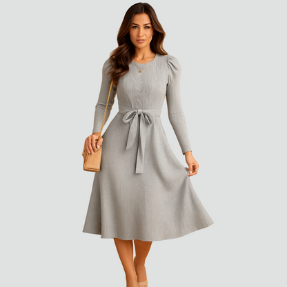 Dzianinowa sukienka midi z paskiem w talii i długim rękawem