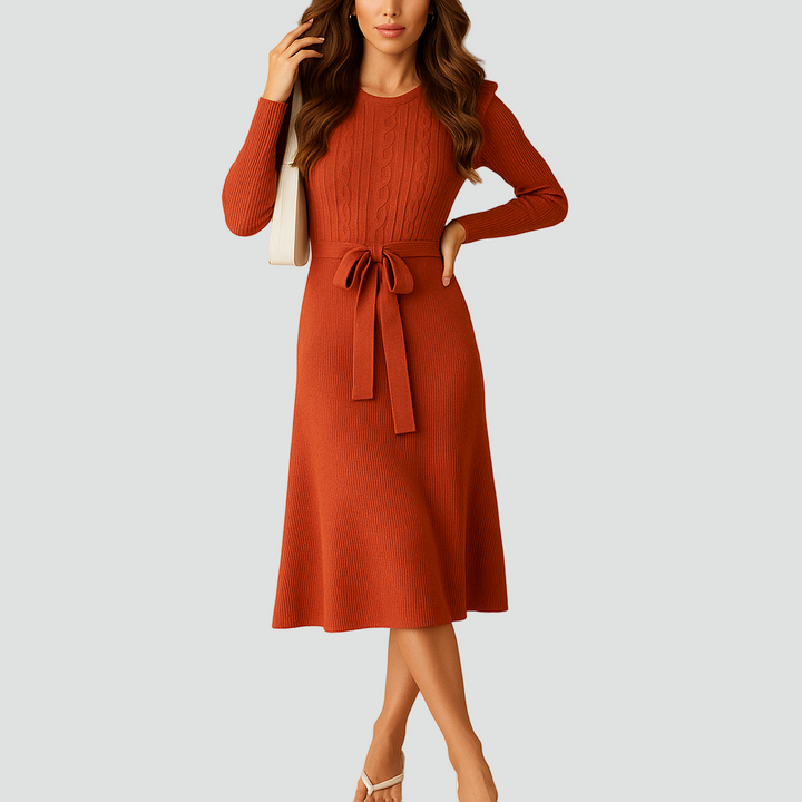 Dzianinowa sukienka midi z paskiem w talii i długim rękawem
