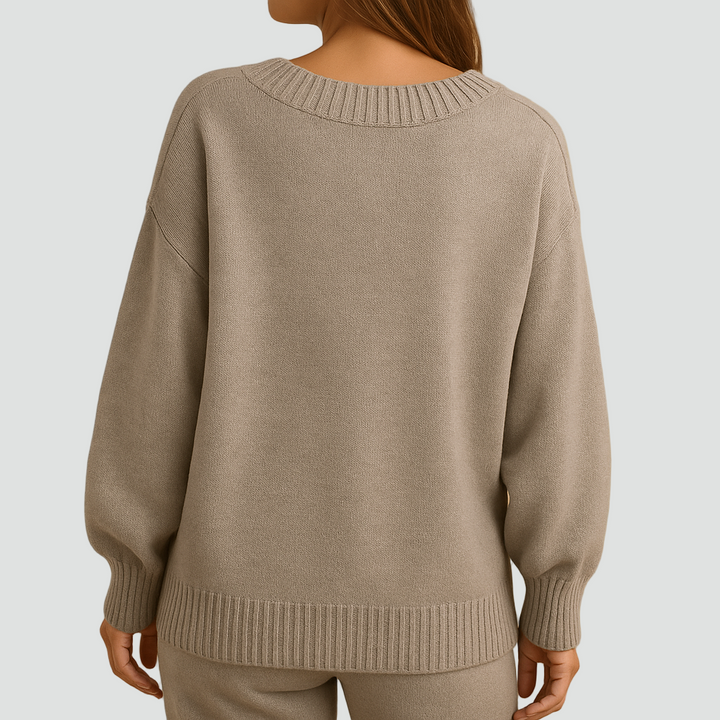 Miękki sweter dla kobiet z dekoltem w serek i prążkowanymi mankietami