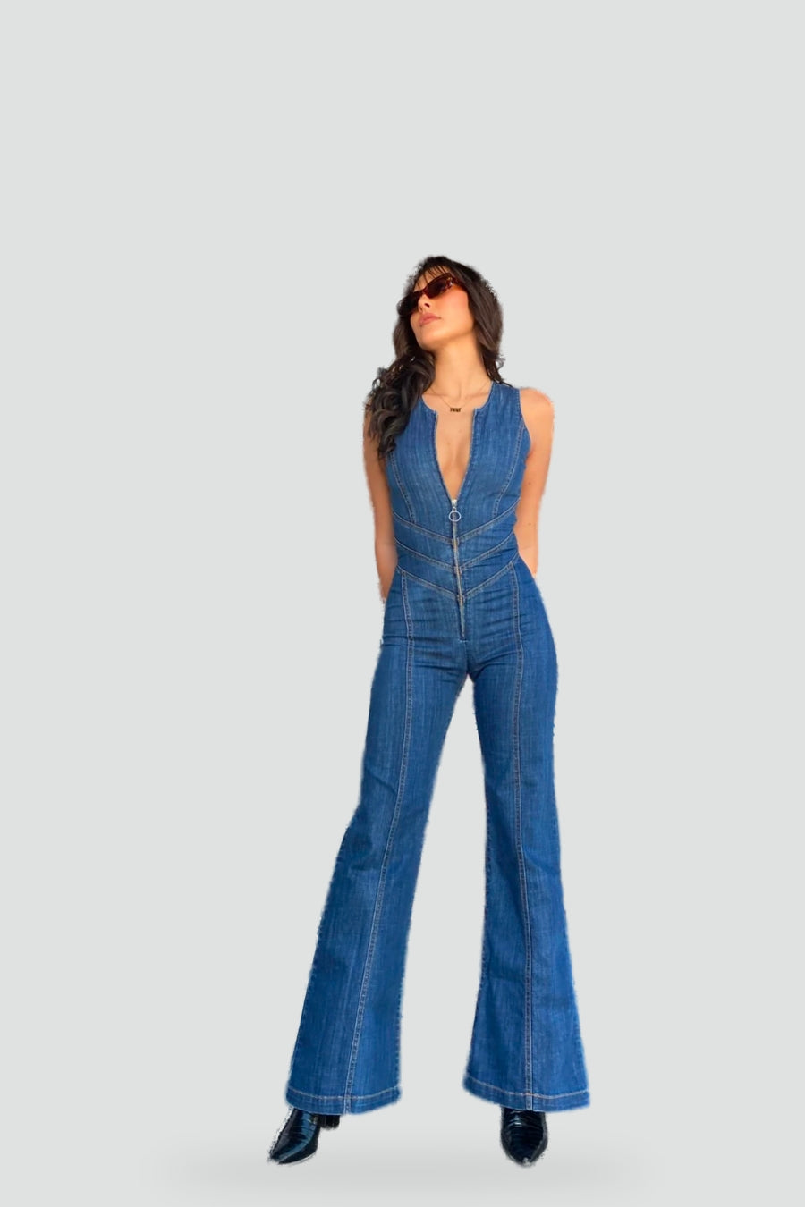 jumpsuit-damski-z-g-bokim-dekoltem-i-roz-9