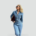 Combinaison femme en denim à la coupe classique, idéale pour toutes les occasions