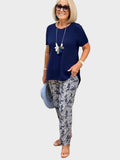 Ensemble élégant pour femme avec blouse et pantalon à motifs